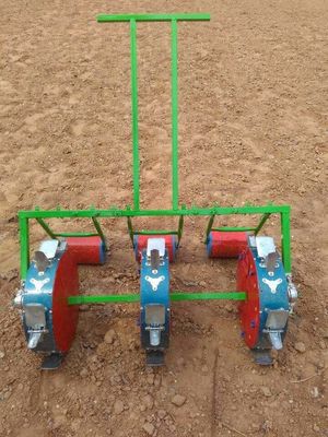 3 fileiras que cultivam a máquina vegetal da sementeira da semente das rodas do equipamento 3 das ferramentas